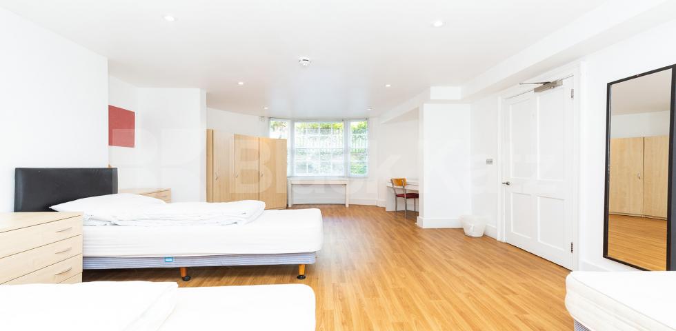 			HUGE 5 BED 4 BATH IN WC1!, 5 Bedroom, 1 bath, 1 reception Flat			 Bedford Place, BLOOMSBURY